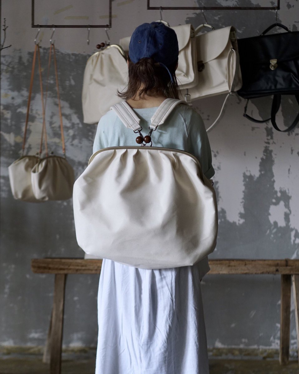 KENTO HASHIGUCHIのカバン
斜め掛け出来たり背負ったり。
当店でのご注文受付は１９日日曜日までです！どうぞよろしくお願いいたします。