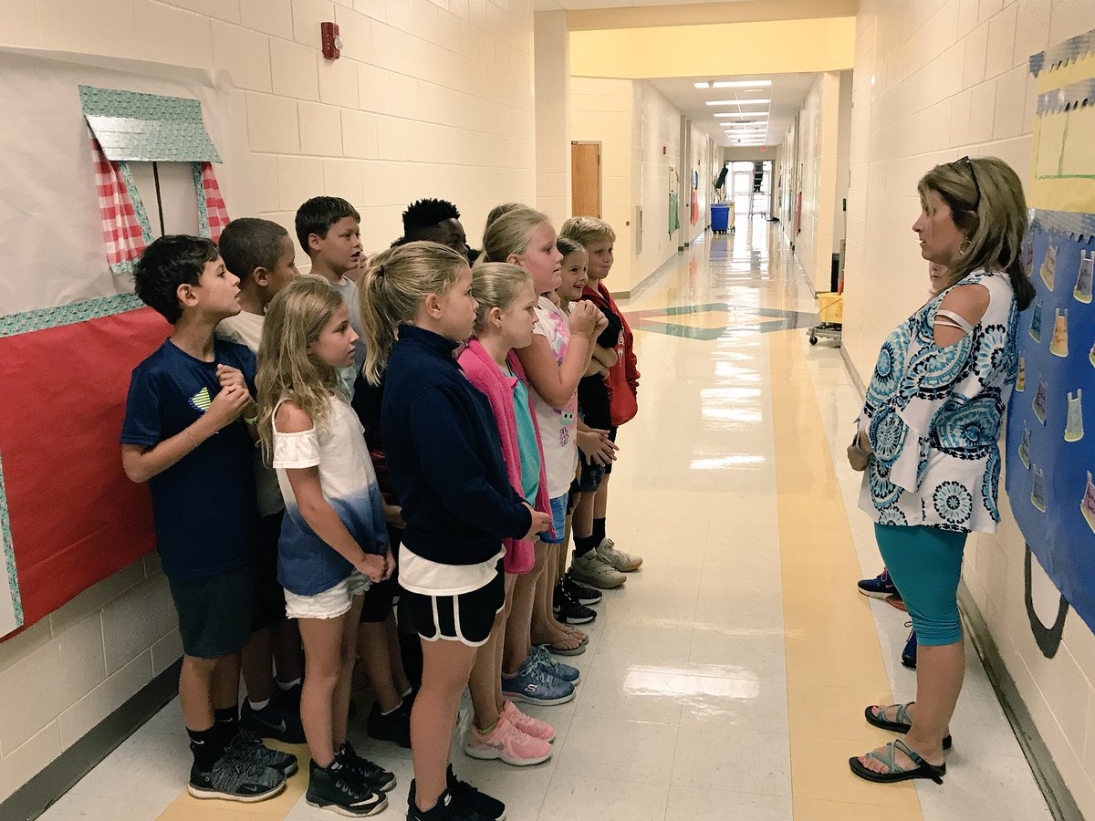 New Smart aboard install? No problem! Mrs Angle’s class takes arrays and equal groups into the hallway for some interactive group math practice while they await their new board. #learninginmotion #lovebluelivegold #standouttogether