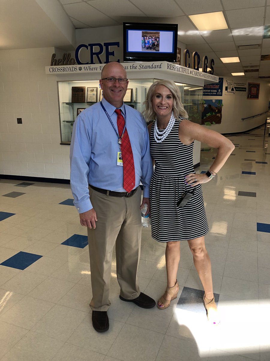 DrMeganBrown's tweet photo. These Crossroads leaders are kicking off a fantastic year!  #wsdproud #WSDFirstDayFun https://t.co/68gA6IUZm7
