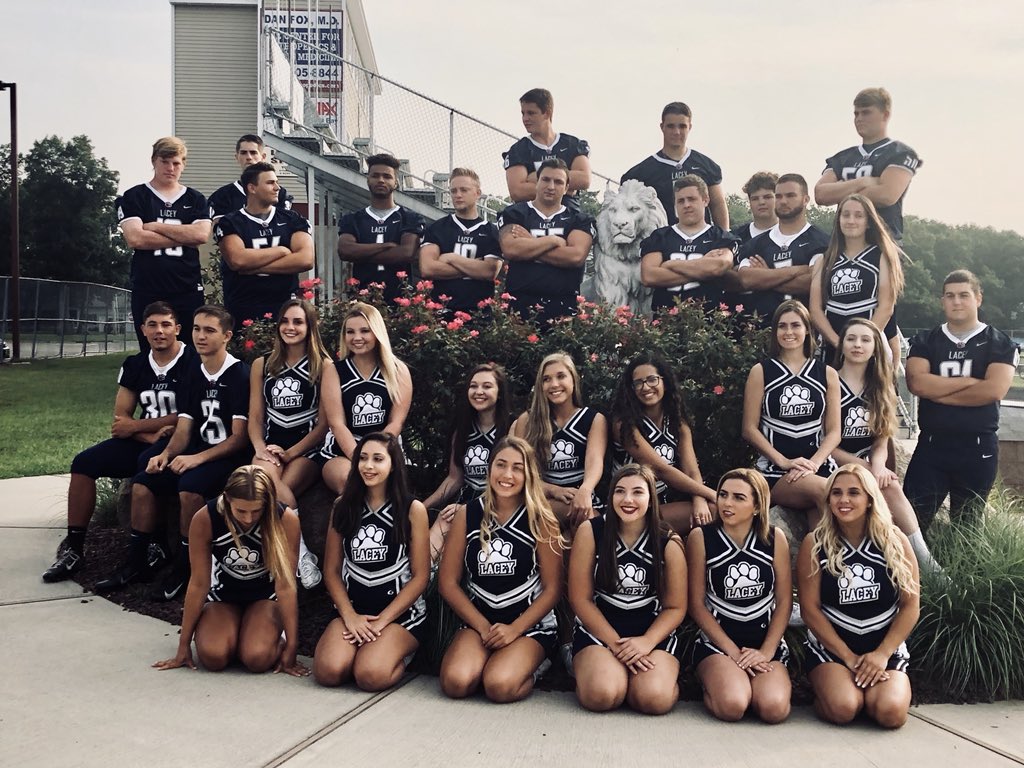 MrsFontLTHS's tweet image. Last picture day for our seniors 🐾 🦁 #FirstLast #LionPride #OnceaLionALWAYSaLion