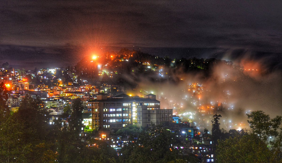 pulga_999's tweet photo. Darjeeling late evening.....#Darjeeling
Note: yasto swarga jasto jaga lai khatey bangali haruley lootera saki saknu aatyo.😁😁😁 https://t.co/COnaxMVqmd