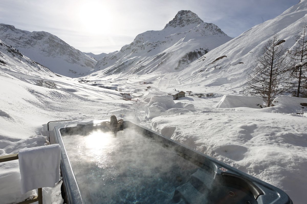 UltimateChalets's tweet photo. Hot tub with a view? Look onto the stunning Manchet Valley from one the largest hot tubs in Val d'Isere at Le Chardon. You can get up to 20 people in there all at once! #ultimateluxurychalets #lechardon #valdisere #hottubviews @valdisere @CS_Valdisere https://t.co/bec2vxiuwJ https://t.co/EeLJB5tc7w