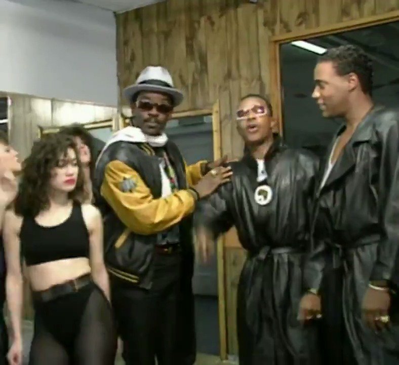MTV on Twitter: "Can you spot our 2018 Video Vanguard honoree @JLo dancing  with MC Hammer on Yo! MTV Raps back in 1989? 👀 Don\