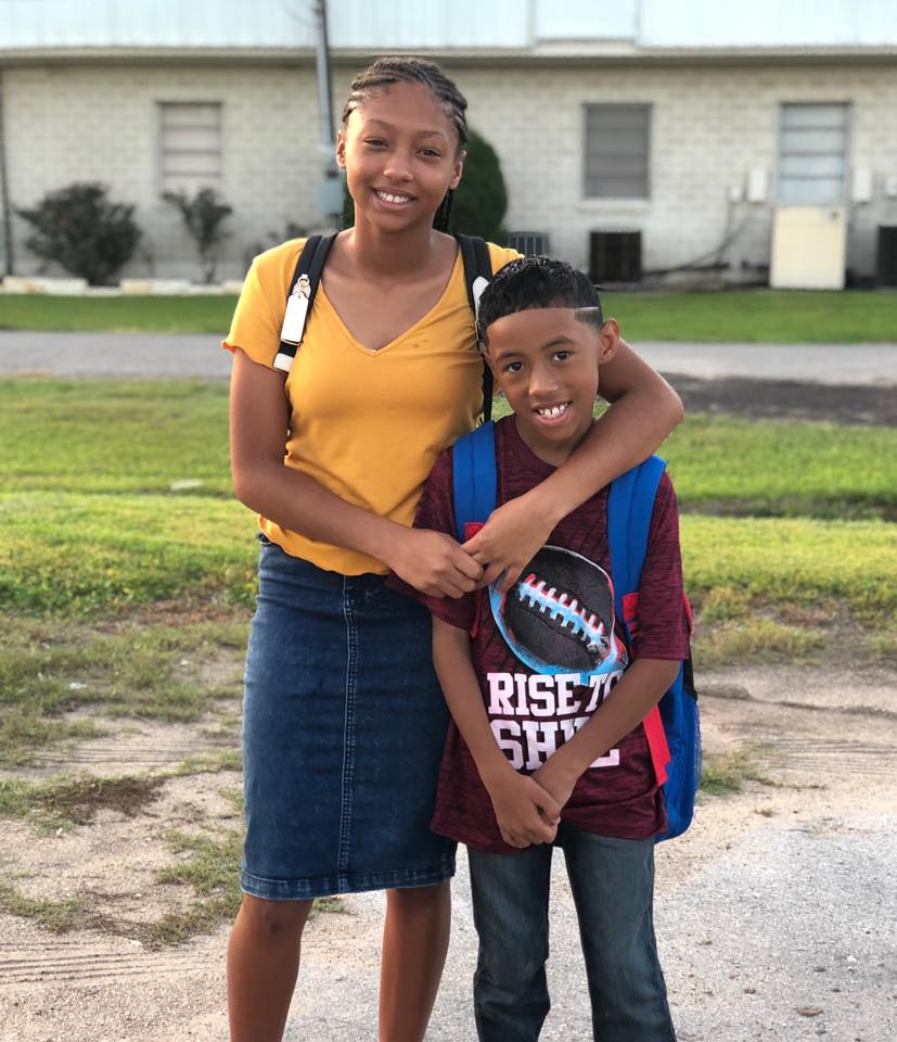 SweenyISD's tweet photo. More 1st day pictures of our Bulldogs. Welcome home!! #sisdfirstday https://t.co/alwf7Hf0yo