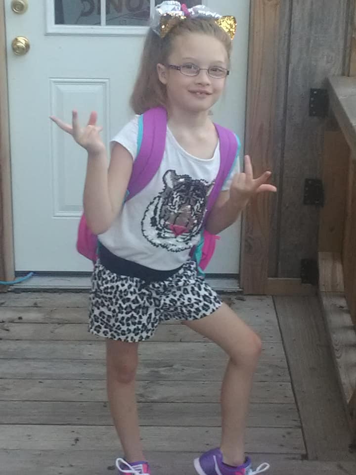 SweenyISD's tweet photo. More 1st day pictures of our Bulldogs. Welcome home!! #sisdfirstday https://t.co/alwf7Hf0yo