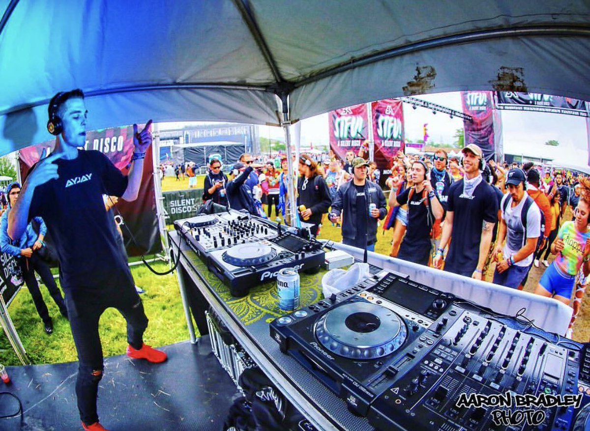RayEngMusic's tweet photo. Here’s a pic of me as the 2nd oldest guy supporting my White Ninja Fam @ayjayofficial at his @springawakefest #SilentDisco debut. 😎📸 @aaronbradleyphoto
#RayEngMusic #STFU #TBT #PioneerDJ #150bpmClub #AYJAY #RedShoeGang #SupportLocalDJs #SpringAwakening https://t.co/MOek76cIdN