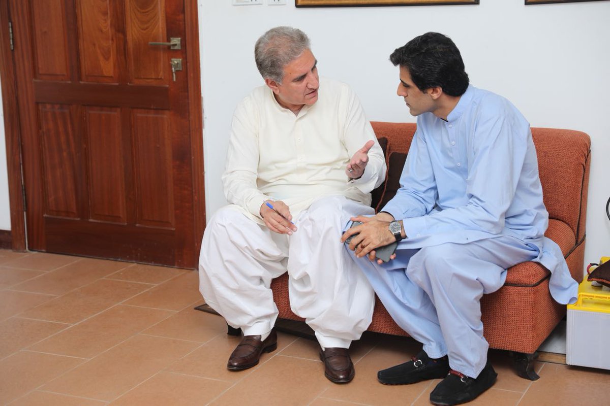 IK_UPDATES's tweet photo. شاہ محمود قریشی اور عون چوہدری کی بنی گالا میں اہم ملاقات ، مختلف امور زیر بحث۔
@TeamSMQ @SMQureshiPTI @AwnChaudry https://t.co/uKiRzXhrTF
