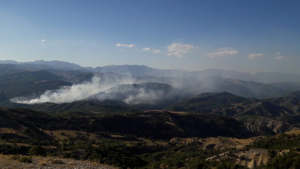 Heyetimiz ile birlikte Tunceli Valisi’nin ‘yangın yok’ dediği Hozat’tayız. Dereköyü, Kavga, Değirmen Dere, Bozan Yaylası, Ali Boğazı, Zoğar ve Kozkozulca yanıyor. Eğer Vali bey Tunceli de ise en azından bu dumanı görüyordur. #DersimYanıyor