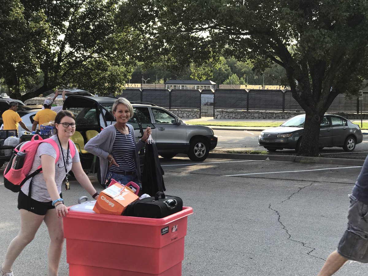 emporiastate's tweet photo. ESU Move-In Day one is underway! #stingersup🐝 #MoveIn18 https://t.co/JzVwdJiGBg