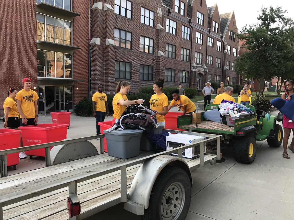 emporiastate's tweet photo. ESU Move-In Day one is underway! #stingersup🐝 #MoveIn18 https://t.co/JzVwdJiGBg