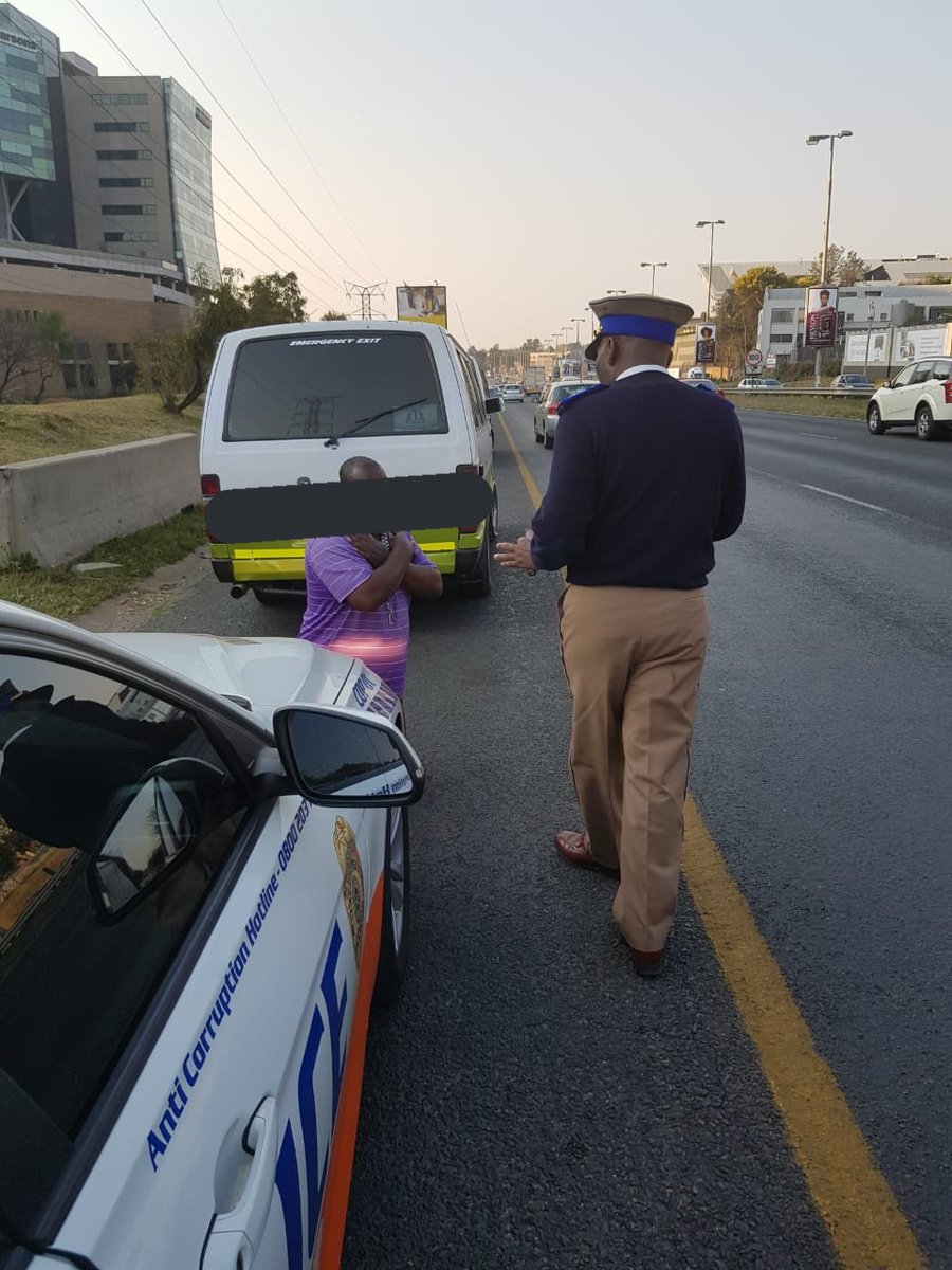 JoburgMPD's tweet photo. #BuyaMthetho 24/7
We have a hardworking Chief of Police @AsktheChiefJMPD leading by example

He just impounded a Minibus Taxi which was driving on an emergency lane. 

When the driver saw the Chief he knew it was the end of the road,  he bowed down 🙇‍♂️

Well done Chief 👏🌟 https://t.co/NTdkf7hSL6