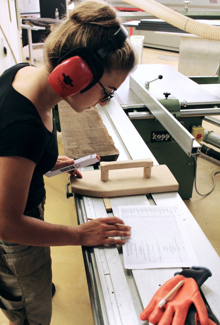 SchusterInnen's tweet photo. Unsere ehemalige Mitarbeiterin Marie beginnt heute mit der Produktion ihres #Meisterstücks in unserer #Schreinerei. 
Seit circa einem Jahr absolviert sie schon die #Weiterbildung zur #Schreinermeisterin. 

Wir wünschen Ihr und allen anderen Teilnehmern viel Erfolg! https://t.co/3tgR45tuz5