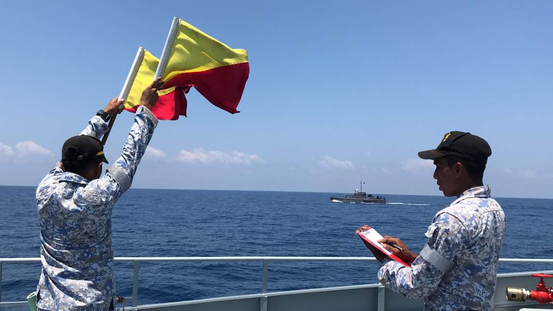 RONDAAN TRILATERAL MARITIME PATROL (TMP) SIRI 12/18 TINGKAT KESELAMATAN PERAIRAN NEGARA. KD SRI TIGA BERSAMA BRP FELIX APOLINARIO

#Kesiagaan
#Keselamatan
#NavyPeople
#NavyCare
#Kebanggaan

<a href="/MPA_Timur/">HQ Eastern Fleet</a> 
<a href="/gkanedi/">Ganesh Navaratnam</a> 
<a href="/ARBA_My/">ARBA_RMN</a> 
<a href="/mykamarul/">Kamarul</a>
