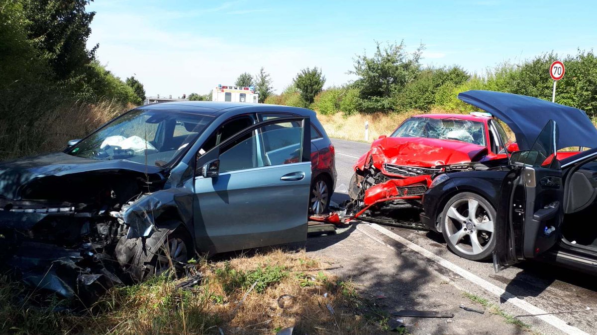 Polizei_MH's tweet photo. Die Abschleppungen nach dem Unfall auf der #B3 zwischen #Friedberg-Ockstadt und der #B455 laufen. In wenigen Minuten kann es normal weitergehen.
Kommt gut an euer Ziel!
Hier noch einige Infos was passiert ist: https://t.co/uLTE9AId1O https://t.co/53ksq7hdi5