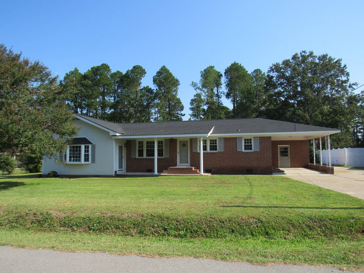 aprilstephens's tweet photo. Great opportunity in Smithfield!

This brick ranch is full of great new upgrades and storage space!

View more: https://t.co/7salQKvlMV
#Smithfield #TheAprilStephensTeam #REMAXOneRealty https://t.co/WeSWloPaB5