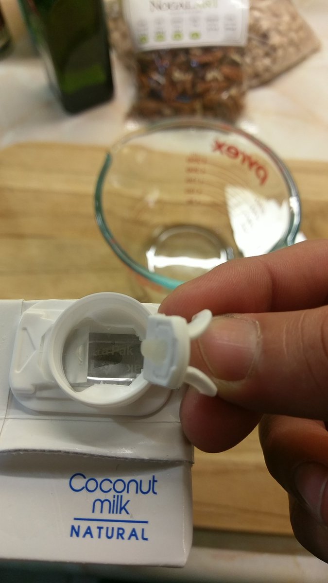 lalo_esca's tweet photo. @calahuamexico Siempre es lo mismo, jamas he podido abrir un producto suyo en presentacion de tetrapack con este tipo de apertura, siempre termino usando un cuchillo, donde esta la calidad del empaque? https://t.co/1fgSwDQuMJ