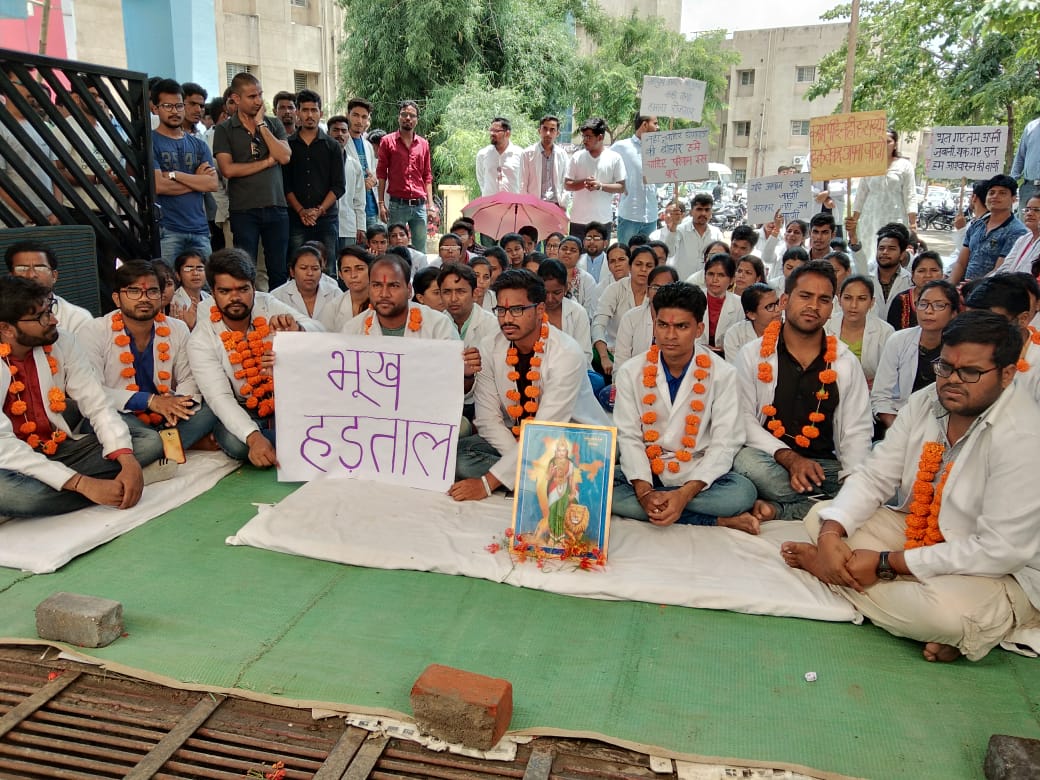 ShwetaG37083091's tweet photo. युवा बैठे अनसन पर जू ना रेंगें शासन पर
#justiceforayurveda #PMOIndia #ShivrajSinghChauhan #zeenews #NarendraModi #aajtak #moayush https://t.co/nQAE7HI3oo