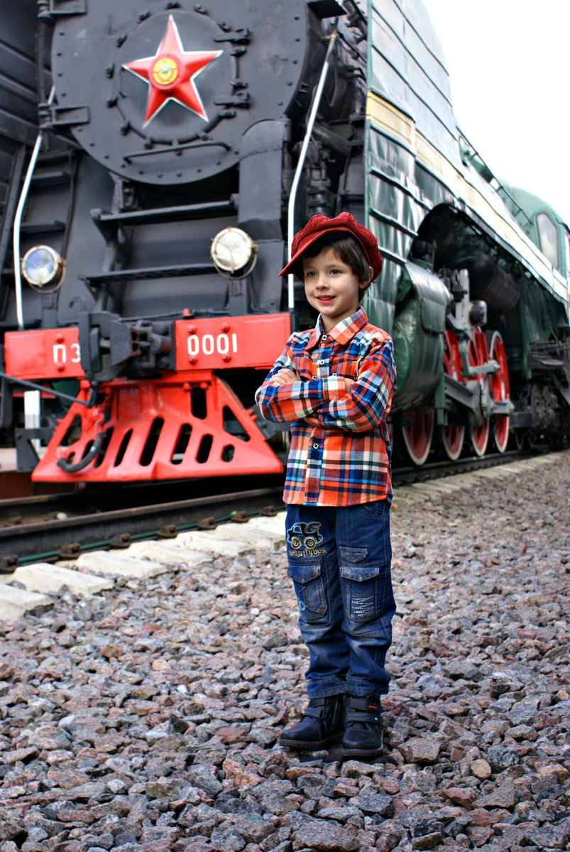 Ребенок с железной дорогой. Поезда для детей. Железная дорога для детей. Дети железнодорожники. Мальчик на железной дороге.