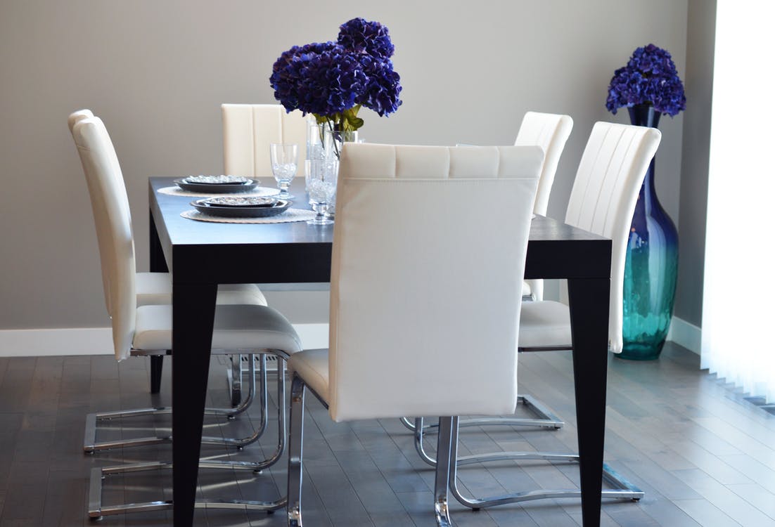 Pro Tip: Use a while palette for your dining room furniture to create an atmosphere that's both modern and classic!