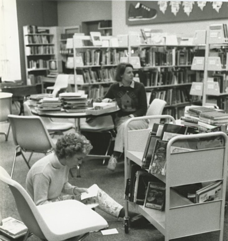 Here's a fun #throwbackthurday to our Blum Library back in 1988! The construction crew is still hard at work finishing the second phase of our library renovation project, funded by the generous contributions of  our community to the Auction Paddle Raise 📚#tbt #schoollibraries
