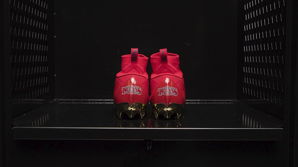 CoachWebb's tweet photo. 🔟 cleats for 🔟 teams. Retweet to vote for the Titans custom designed
@usnikefootball cleats. The @friscoisd team with the most retweets will
meet and present their cleat to @EzekielElliott. #TitanPride https://t.co/Z0w8UcSe7D