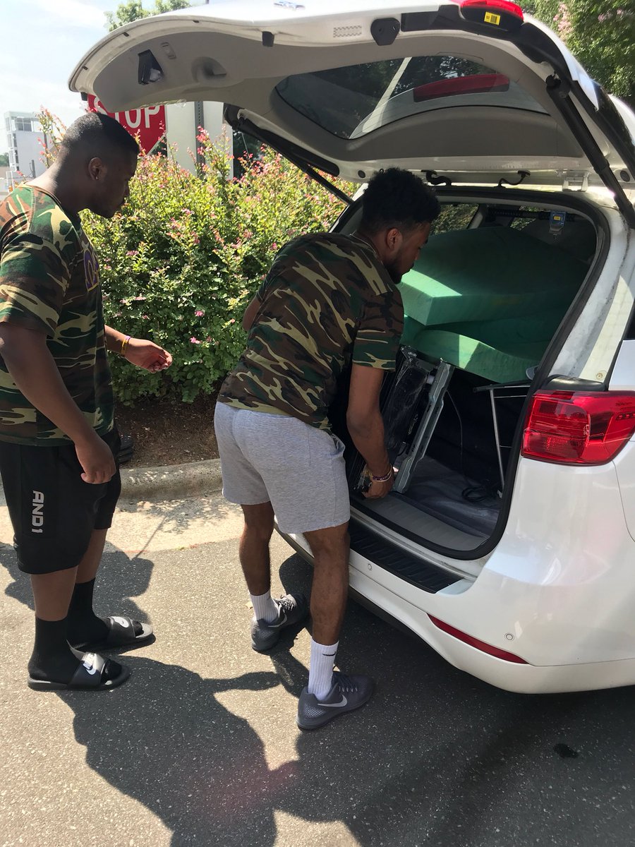 This morning chapter brothers helped move in first-year students participating in the ACE program! Just imagine having the burden of unloading your car lifted off your shoulders by such bright, strapping young men! Keep up the work Bruhz 🍽‼️ #RQQ #Broughttearstoyaeyesdidntit