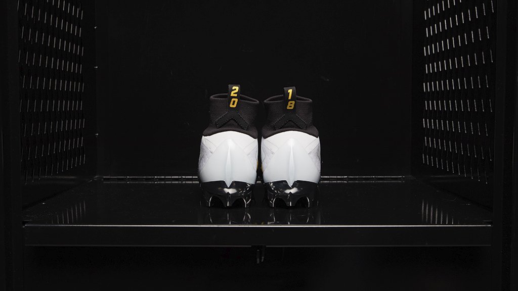 🔟 cleats for 🔟 teams. Retweet to vote for the Warriors custom designed
<a href="/usnikefootball/">Nike Football</a> cleats. The <a href="/friscoisd/">Frisco ISD</a> team with the most retweets will
meet and present their cleat to <a href="/EzekielElliott/">Ezekiel Elliott</a>. #Built4Life