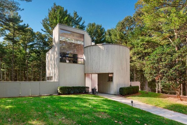 WowHauser's tweet image. The amazing and futuristic 1960s Charles Gwathmey Sedacca House in East Hampton, New York, USA is now on the market. bit.ly/2vNGFJe