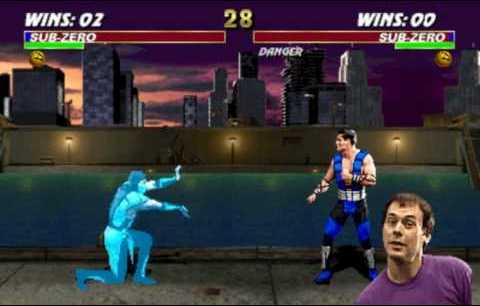 Eduardo Sterblitch em um momento "Mortal Kombat" Dkv9bbAW0AAhVJG