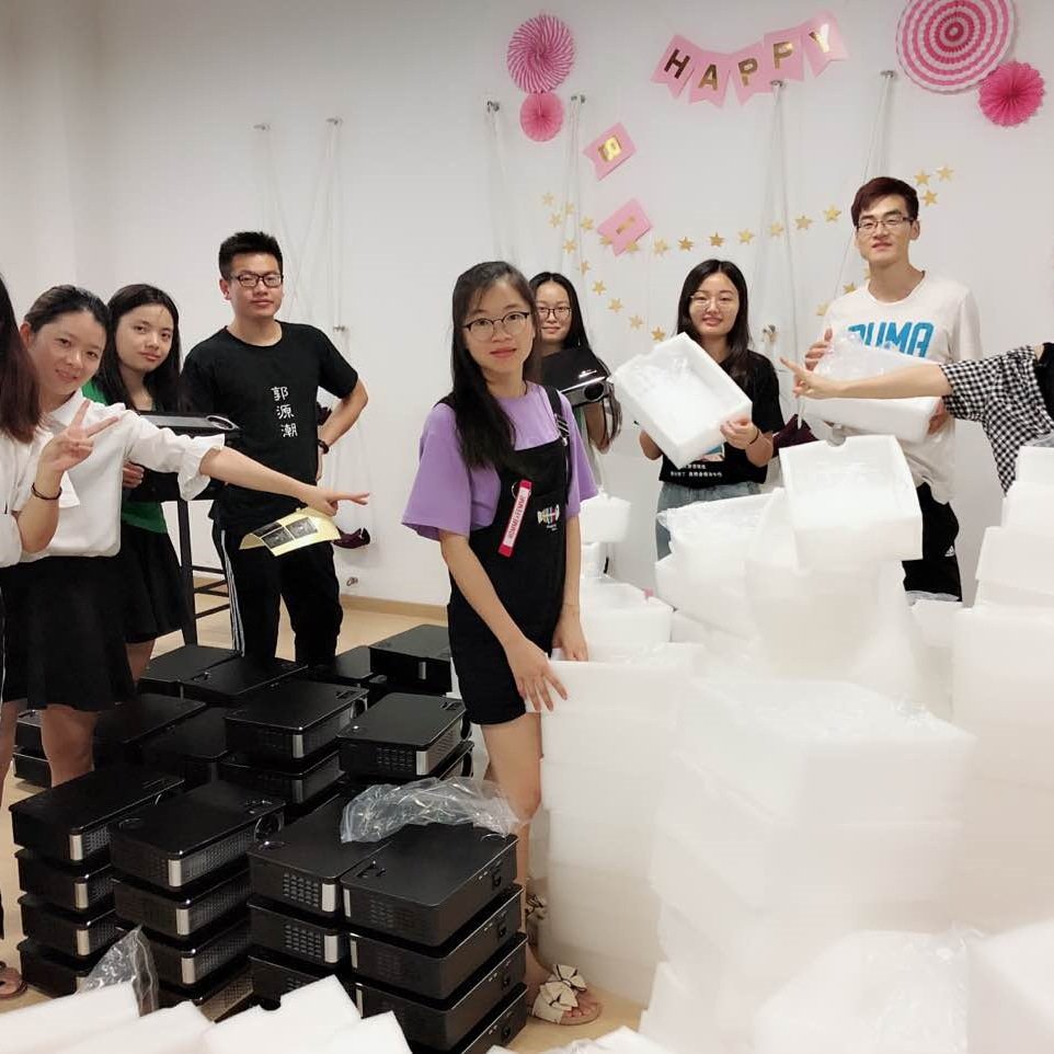 BetterProjector's tweet image. The most beautiful day is together with your guys packing projector.