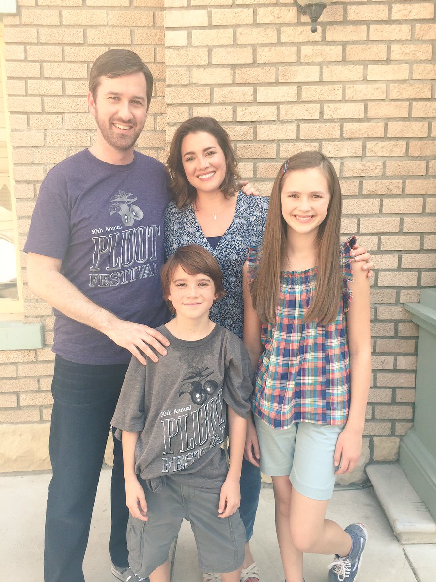OliviaSanabia's tweet image. Missing my #JAMFAM ✨❤️#JustAddMagic #TheQuinns 
#ThrowbackThursday
#ScottQuinn #TerriQuinn #BuddyQuinn #KellyQuinn