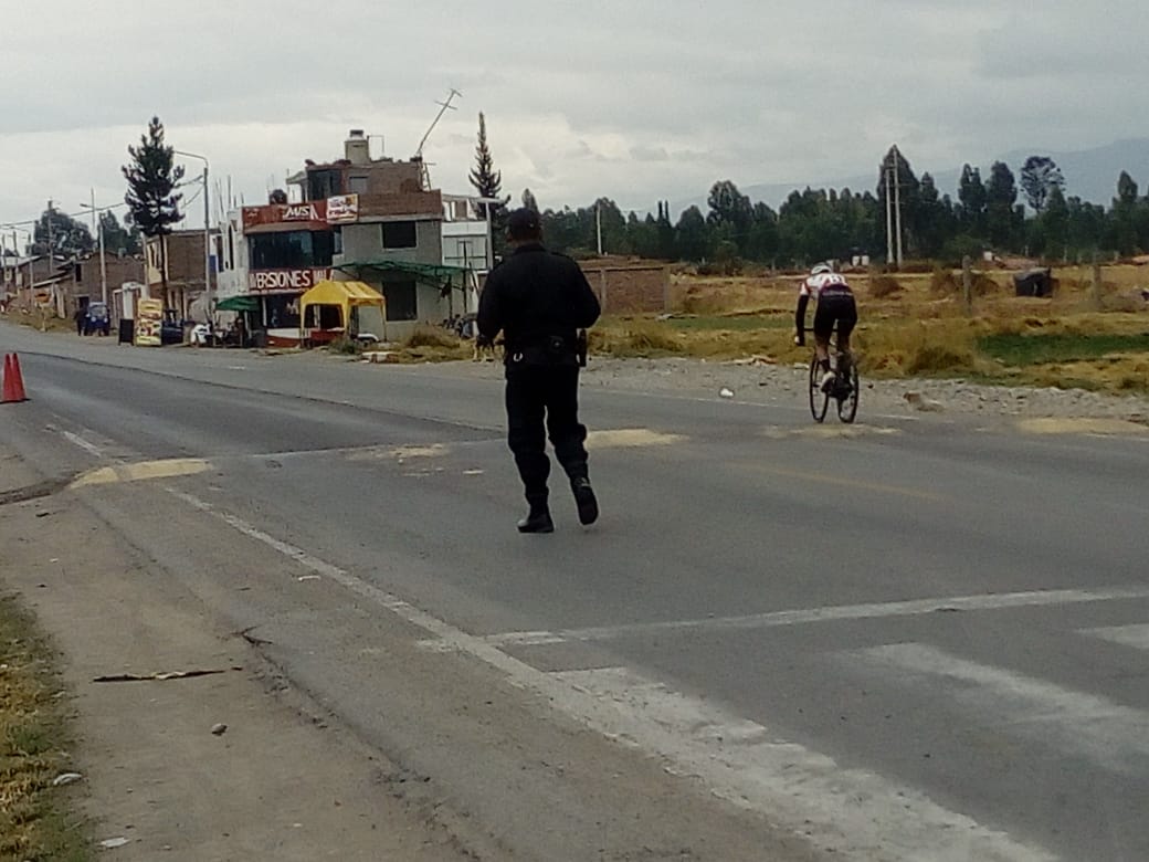 DeviandesPeru's tweet photo. #DeviandesInforma a los #usuarios que el tránsito está restringido entre #Sicaya y #Sincos debido al pase de ciclistas por esa zona. Se recomienda tomar precauciones https://t.co/HSb0HtCB1n