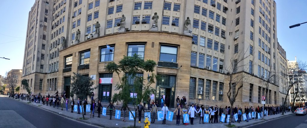 AHORA: Científicos y profesores abrazamos a la facultad de medicina de la UBA, medios ninguno. 
Sin ciencia no hay futuro 
#SOSciencia
