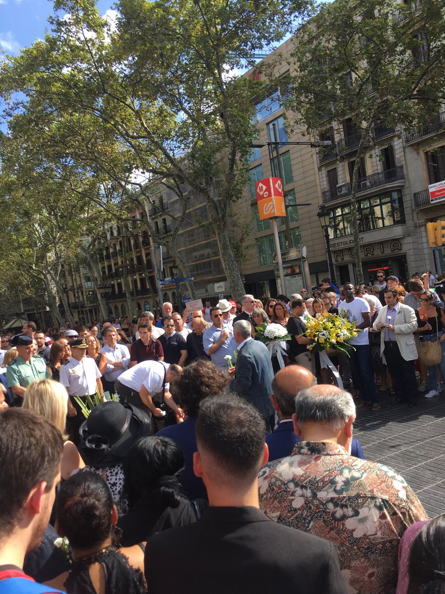 EduJM98's tweet photo. Hoy, junto a compañeros de @JovesSCC hemos acompañado a las víctimas del atentado de Barcelona.
En una ofrenda florar en recuerdo de los que ya no están, hemos demostrado que todas las comunidades unidas somos más fuertes para luchar contra el #fanatismo #17A #UnSolCor https://t.co/9jFC5aVJpk