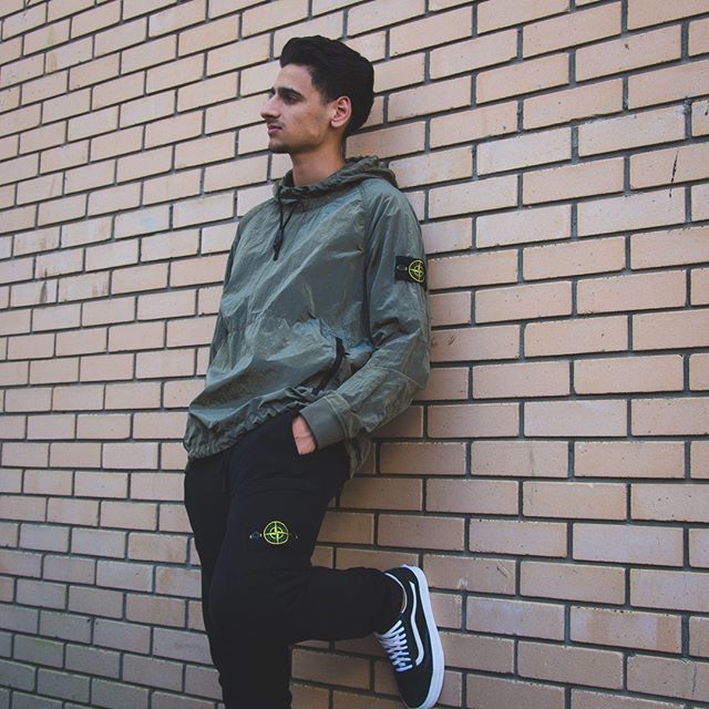 green old skool vans outfit