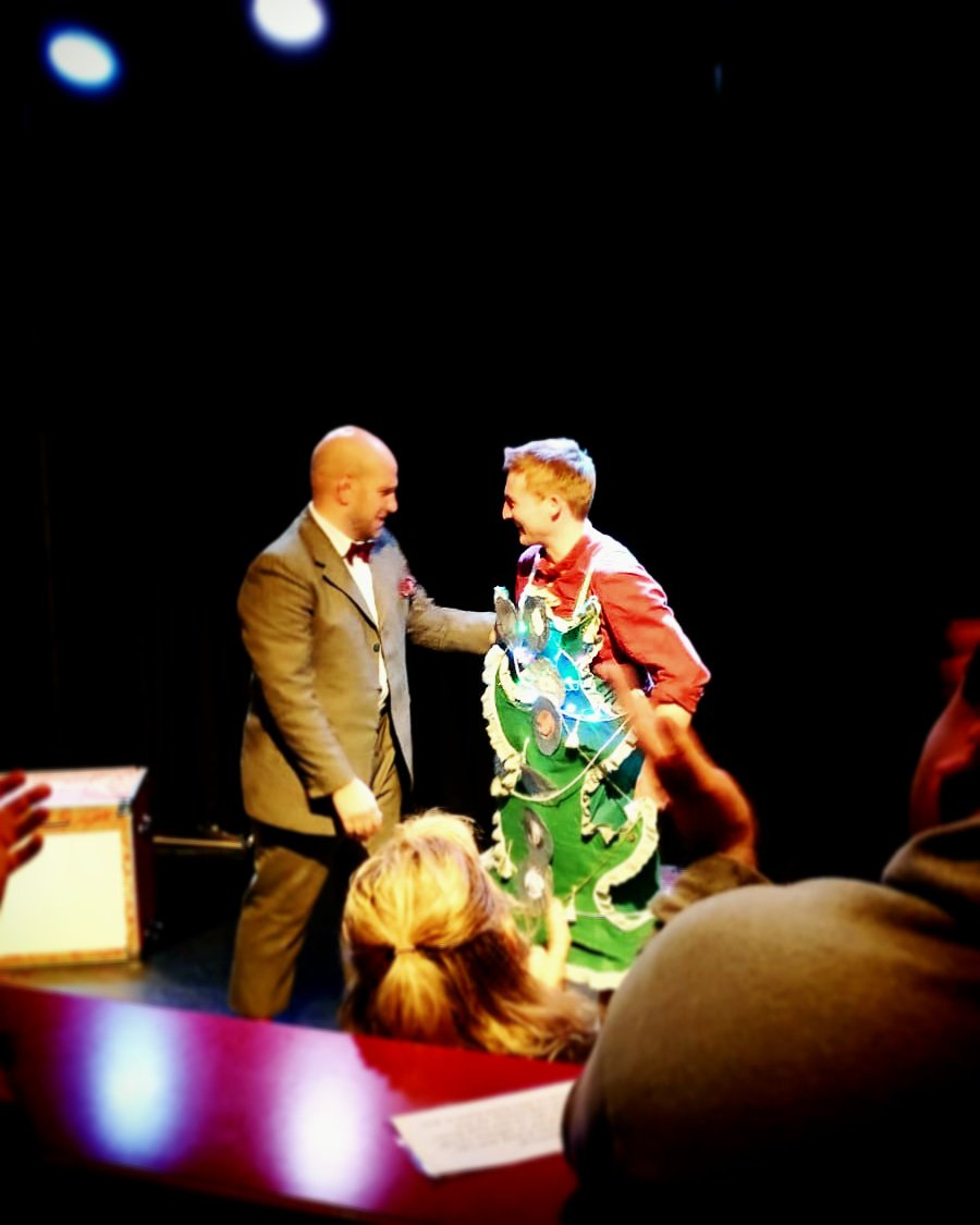 riddle_stick's tweet image. We absolutely loved @nickcassenbaum's #mykindofmichael at Summerhall, a wonderful show full of personality AND it featured our very own Ash as the Celebri-tree! (Funnily enough his nickname is Shrub) 🌲🌳 (hope you don't mind that we took a pic, couldn't resist!)