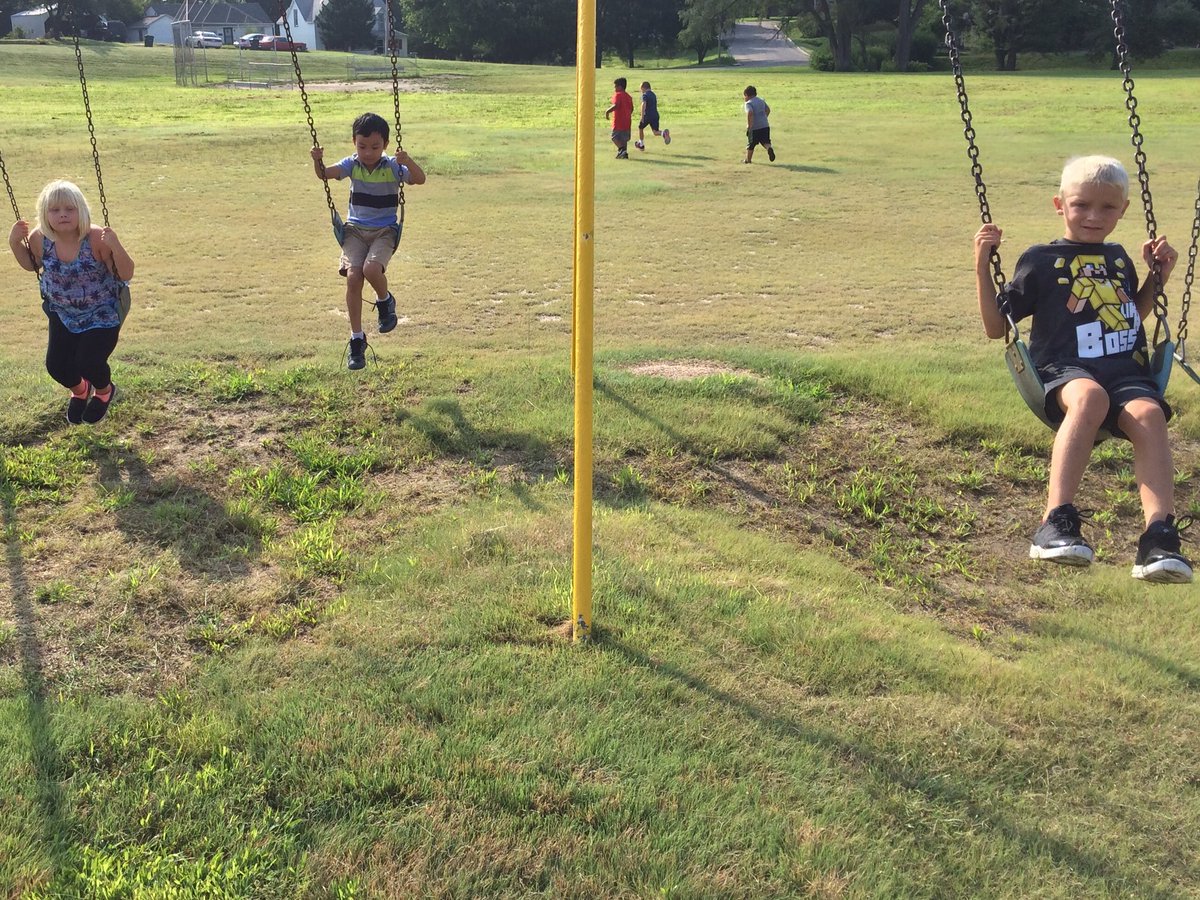 LeannLeidig's tweet image. 1st Graders loves being together at recess today! #firstfriends ❤️