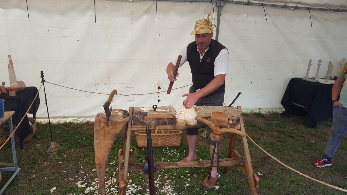Este domingo teremos na Festa Etnográfica do Pereiro de Aguiar; cesteira, tecedora, fotógrafo minuteiro, zoqueiro, augardienteiro, cabaqueiro e alfareiros de Gundivós, Niñodaguia e Buño que estarán traballando en directo para amosarnos a fermosura dos seus oficios. Valo perder?