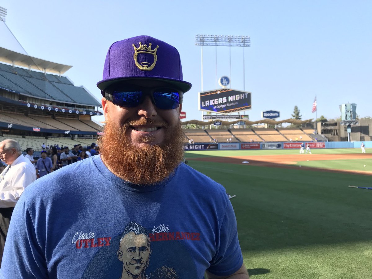 TeamLeBronPR's tweet photo. Justin Turner de Los Angeles Dodgers con la gorra de LeBron #LABron https://t.co/uL1GT3myV3