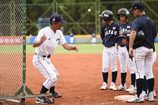 samuraijapan_pr's tweet photo. 「第10回 BFA U12アジア選手権」のスーパーラウンド韓国戦を翌日に控えた16日（木）は約1時間半の練習。仁志敏久監督自ら走塁のアドバイスを送り、選手たちは手ごたえを口にしました。
https://t.co/KEnrICvdX0
#侍ジャパン https://t.co/ujtCpLYNH1