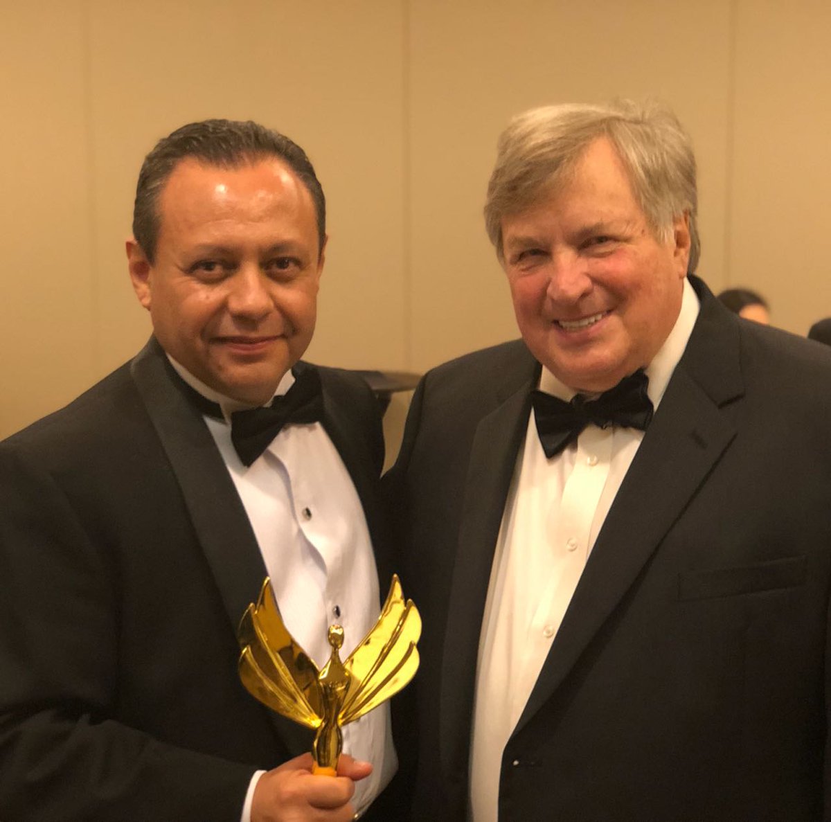 edgarmr's tweet photo. SORPRENDE EN ALFOMBRA ROJA Y HACE HISTORIA!
El queretano Braulio Guerra arrasa con premios en Universidad de Georgetown en Washington de manos de Dick Morris(Padre de la comunicación política en USA) y recibe
Global democracy 
Victory award 
Mejor activista a favor de migrantes https://t.co/zXwIWEXWB2