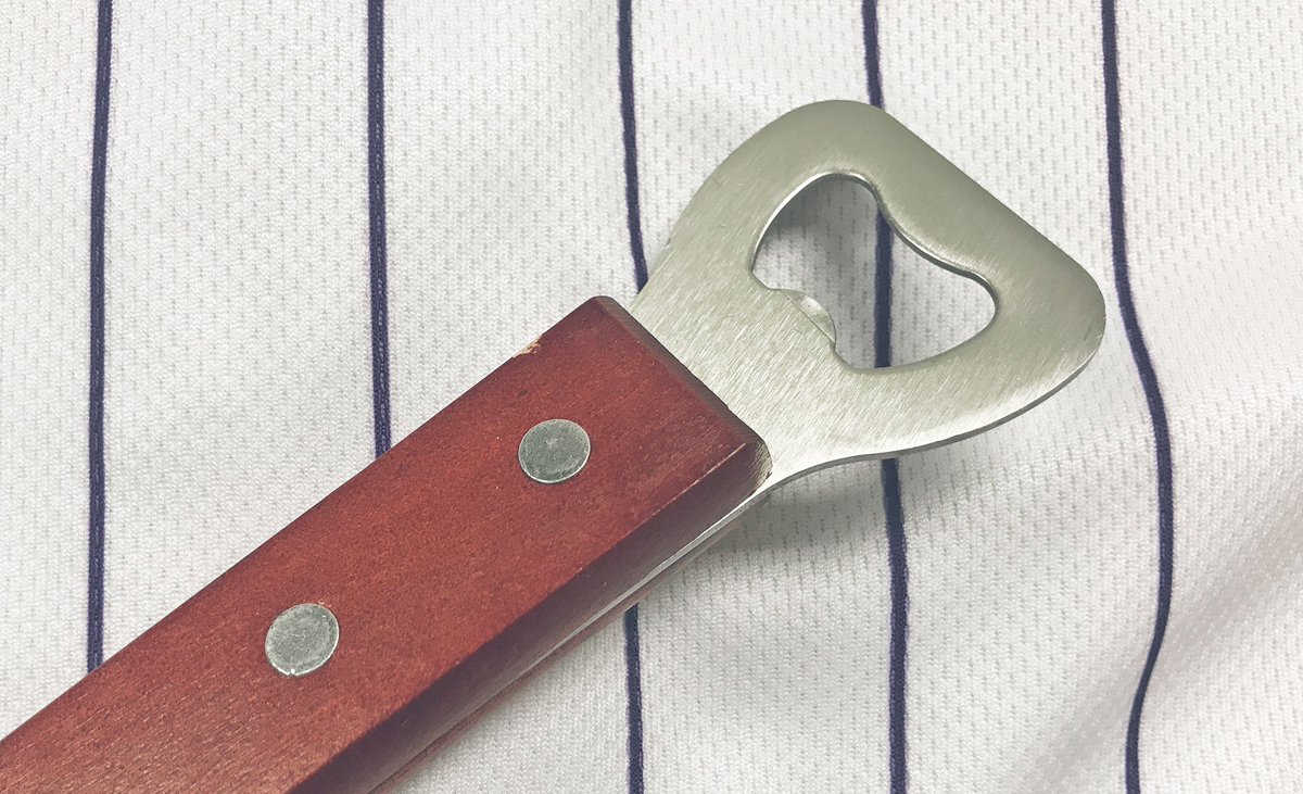 Rockies's tweet image. Apparently our fans *really* love spatulas! 🍔

RETWEET THIS by 1:45pm MT for the chance to win five (5) of these sleek and sturdy, metal, dark-stained oak, average-to-above average quality spatulas—with bonus bottle opener on the handle.

RULES: atmlb.com/1bGS7Y8