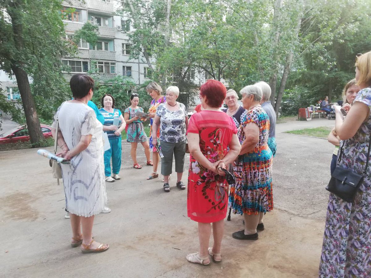Конструктор твоего двора продолжает собирать жителей во дворах. Именно активных жителей, кому не все равно в каком состоянии их двор. Сегодня общались с жителями ул. Владимирская 40,42,44.