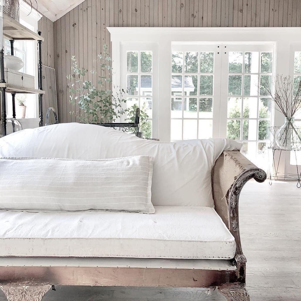 HomeStagingCle's tweet photo. Adoring the rustic charm and breezy feel of this chic farmhouse space by https://t.co/waSiBRKnRl__ on IG 😍🏡 #housegoals #summerhome #rusticcharm #decor #interiordesign #styling https://t.co/5YUslm5RMQ