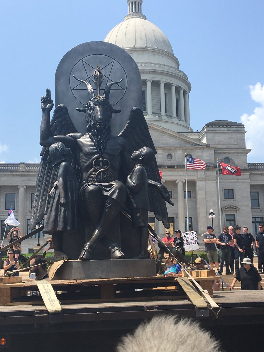 Satanic Temple statue unveiled at Arkansas State Capitol Dkvhz-UUUAACrFu