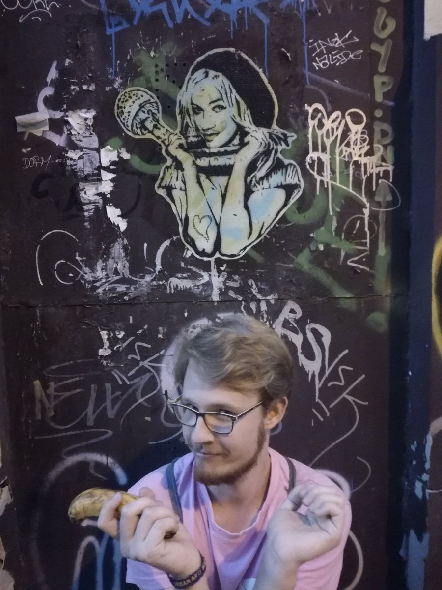 Da geht man nichts ahnend nach #bratislava und macht ein fanfoto mit <a href="/xPandorya/">Pandorya</a> 😂
Foto made by <a href="/allmlle/">Annika</a>