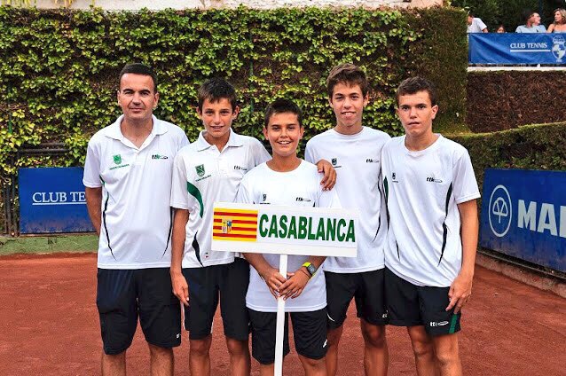 stctenis's tweet photo. Campeonato España de Tenis 🎾 Infantil por Equipos de clubs #JoanCompta | El equipo masculino de @stcasablancazgz cae en cuartos de final 3 a 1 contra el cabeza de serie N.2 CT Alborán (Madrid). Enhorabuena 👏. Estar entre los 8 mejores equipos de España está al alcance de pocos. https://t.co/yyce6LqUCN