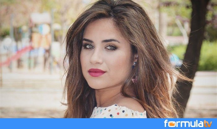 .<a href="/NazaretNavarro/">Nazaret Navarro</a> es lanzada al mar en contra de su voluntad durante una conexión en directo para #MurciaConecta frml.tv/82969