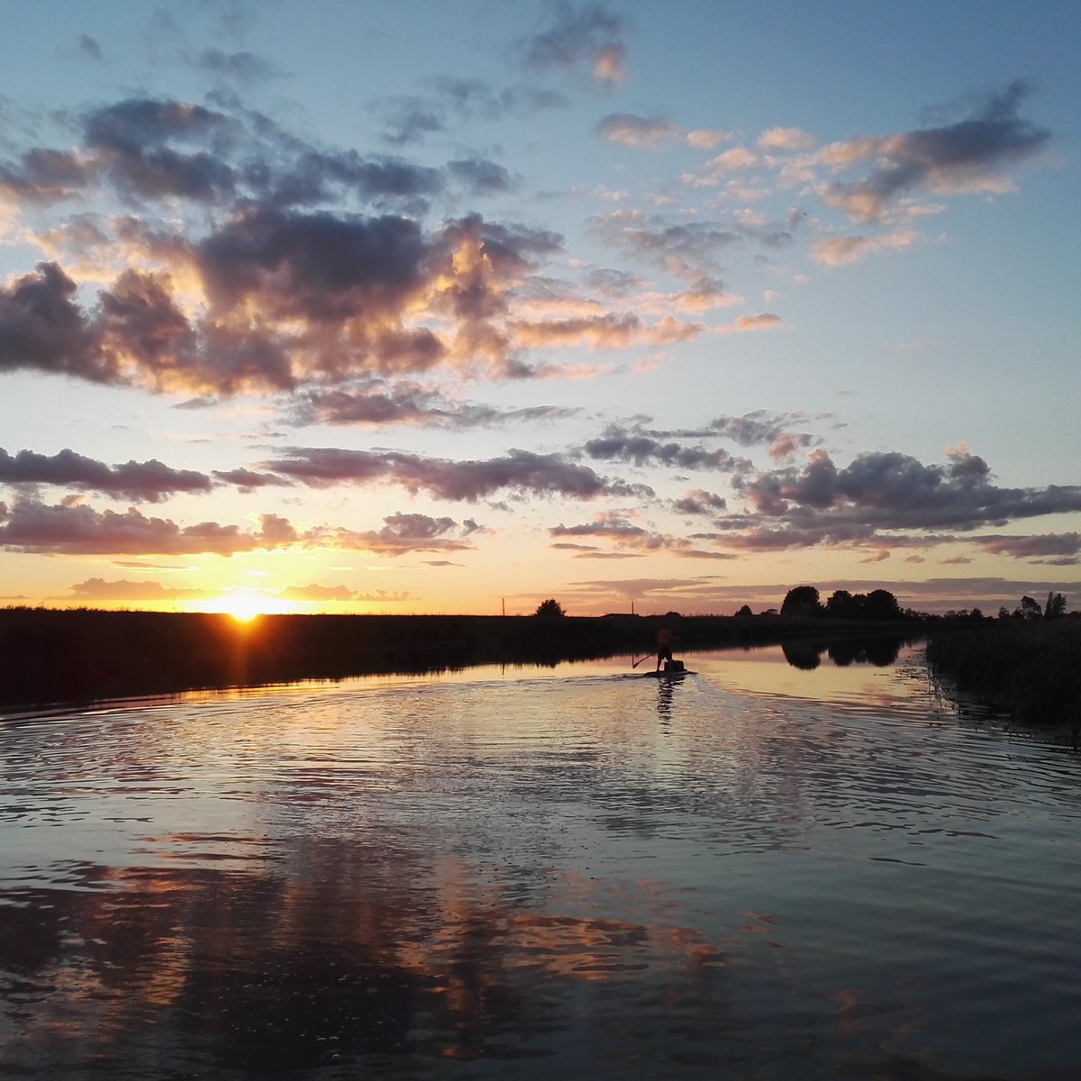 Christianbunke's tweet photo. Sunset @ExplorerJust @Magpas_Charity @Billboardsup @BillBailey #charity #sup https://t.co/BIixHqklX9