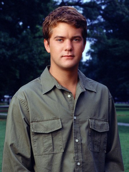d4vidryan's tweet image. 90s Joshua Jackson was everything 😭